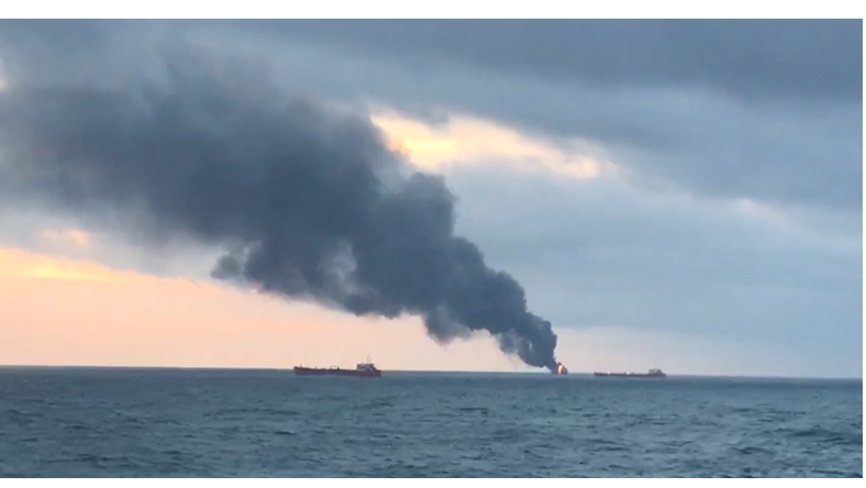 Kigyulladt két hajó a Kercsi-szoros közelében (videó)