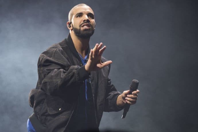 Drake új rekordot állított fel: kilenc dala szerepel az amerikai tízes zenei toplistán