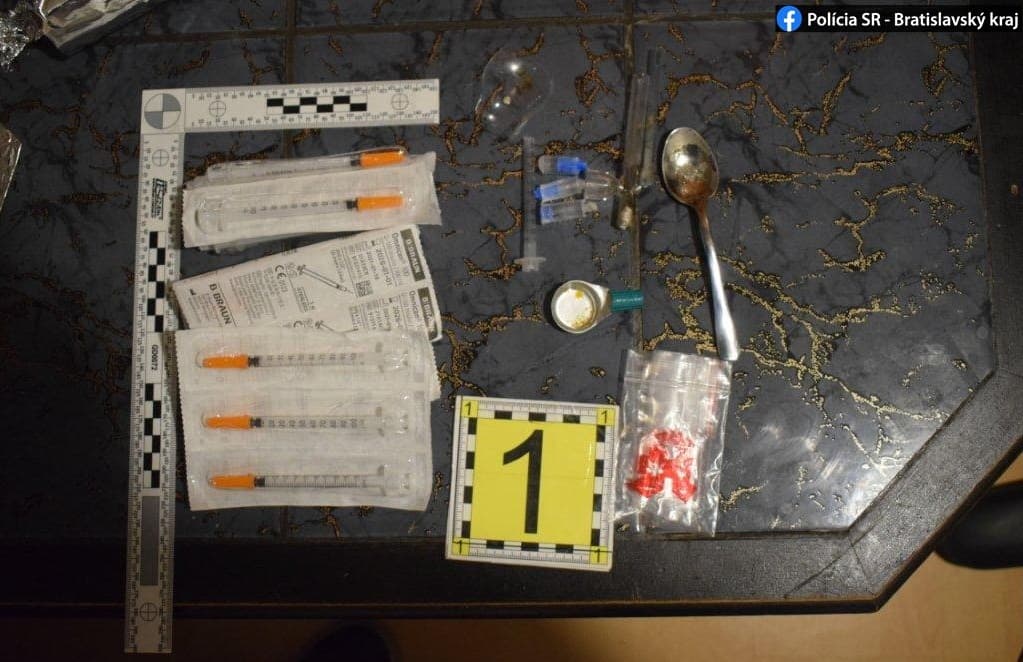 Drogfogás: 10 ezer eurót érő heroint foglaltak le a rendőrök Pozsonyban 