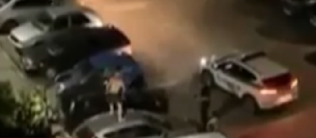 Elképesztő! Kiugrott lakása ablakából, majd elkezdett az autókon ugrálni a bedrogozott fickó (VIDEÓ)
