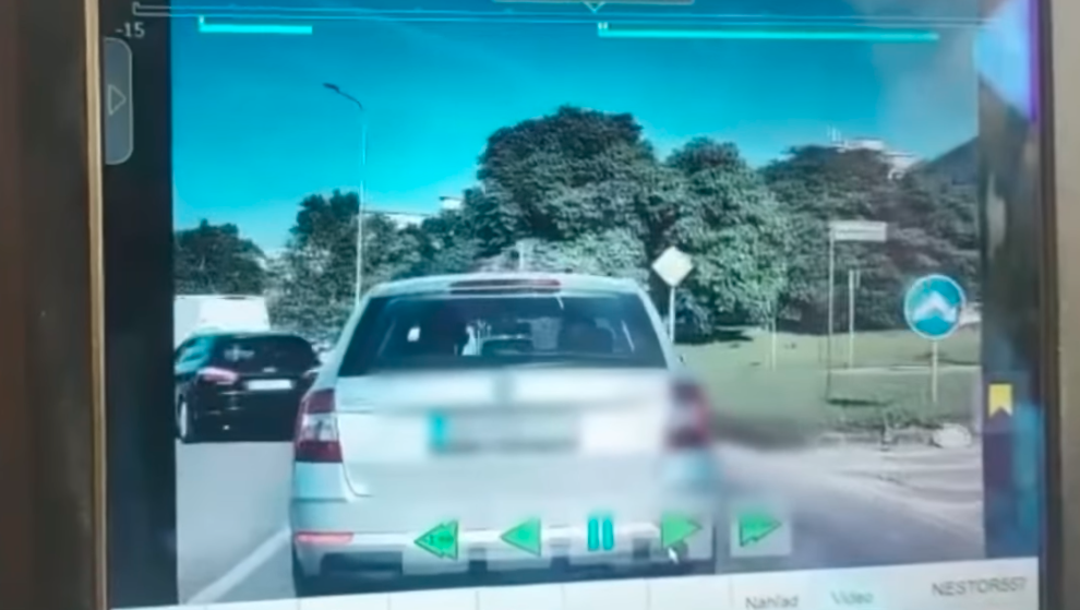 Tilosban előzött, de a rendőrök azonnal látták, hogy valami nem stimmel a sofőrrel (VIDEÓ)