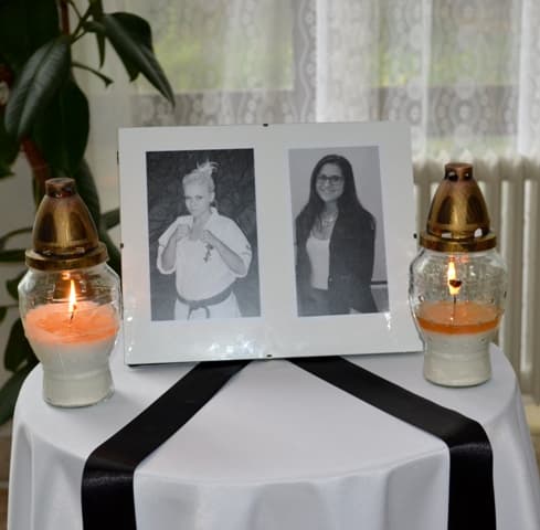 A szünidőben elhunyt Kovács Kata Zsófiára és Pavlík Biankára emlékeztek a Vidékfejlesztési Szakközépiskola és Sportgimnázium tanévnyitóján