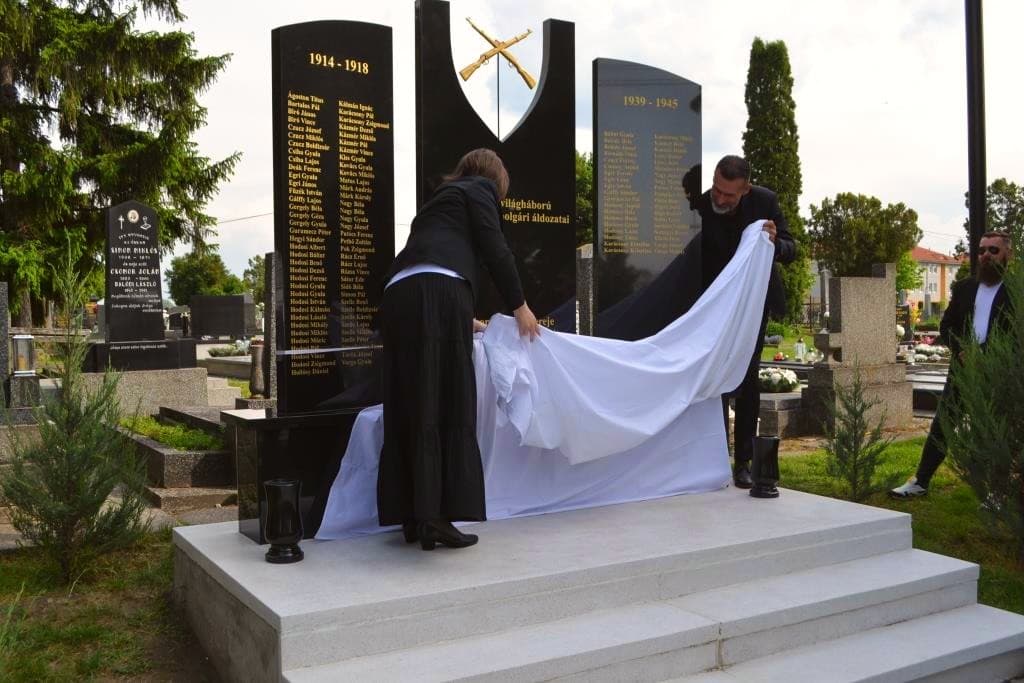 Világháborús katonahősök és áldozatok kaptak új emlékművet Hodosban
