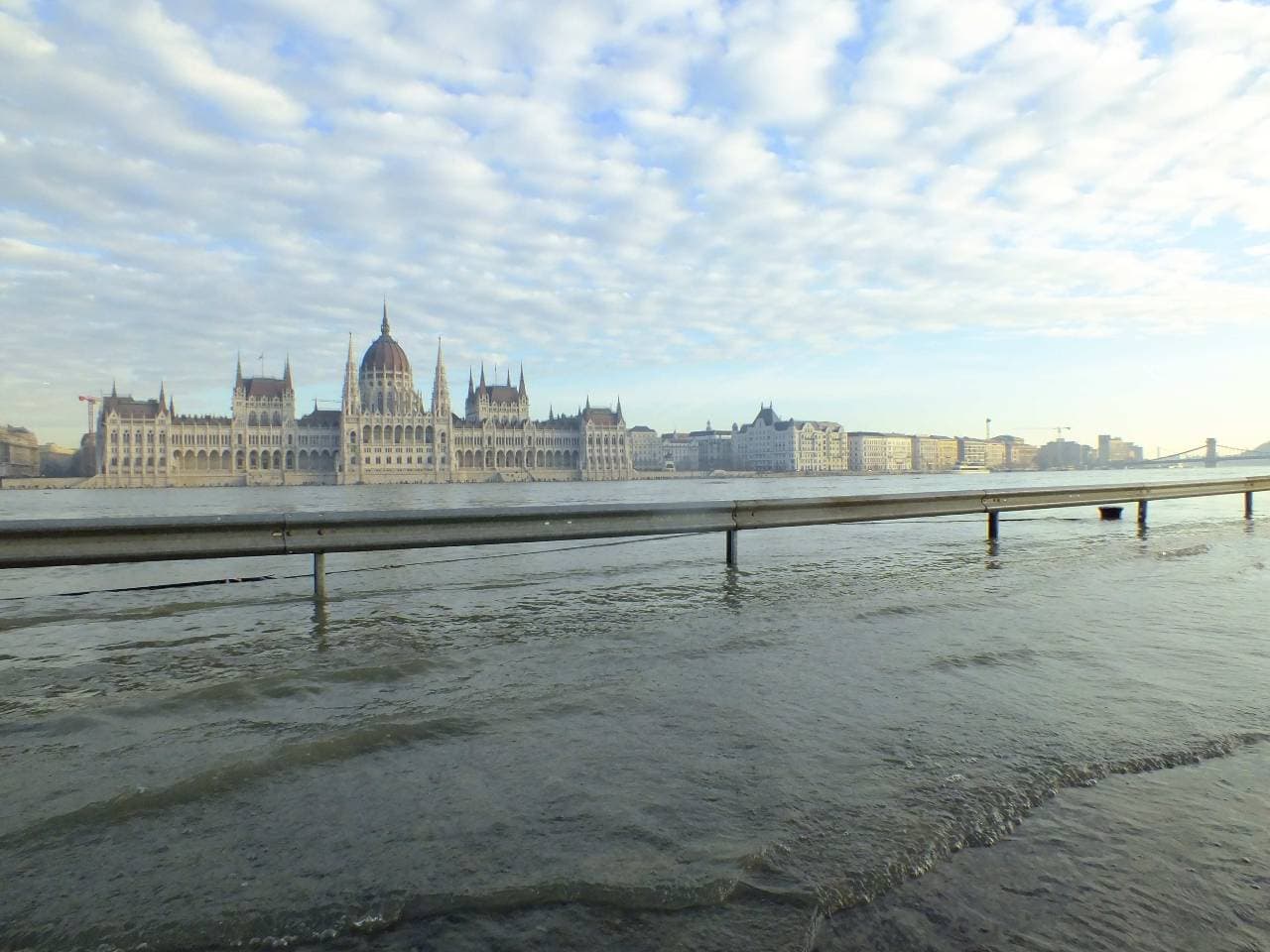 A magyar fővárosban 10 év után először öntötte el a rakpartot a Duna