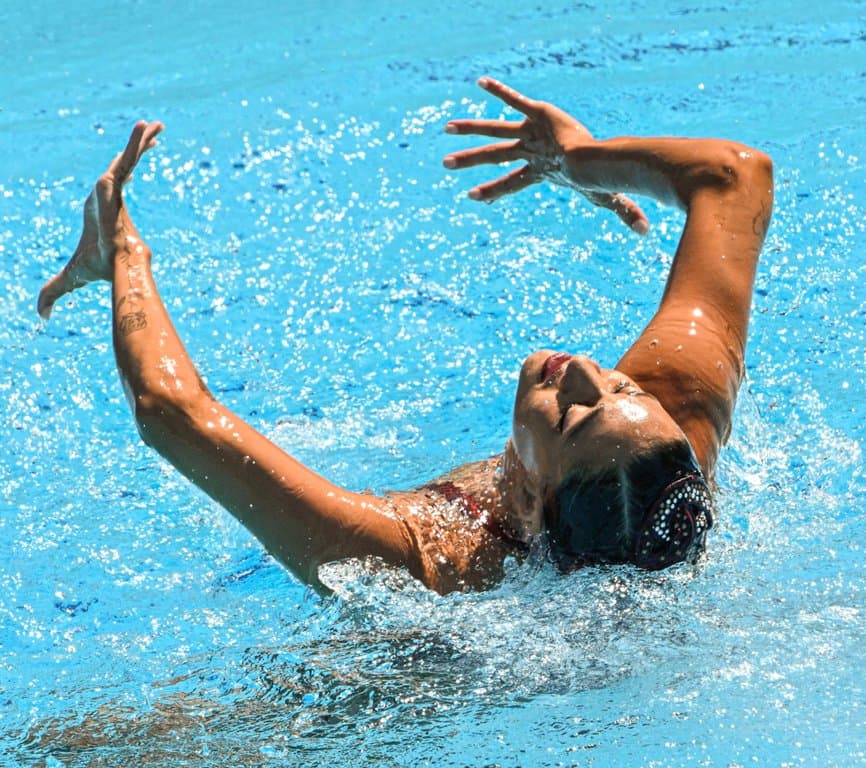 DRÁMA: Elájult a medencében a versenyző a budapesti vizes vb-n, edzője mentette ki