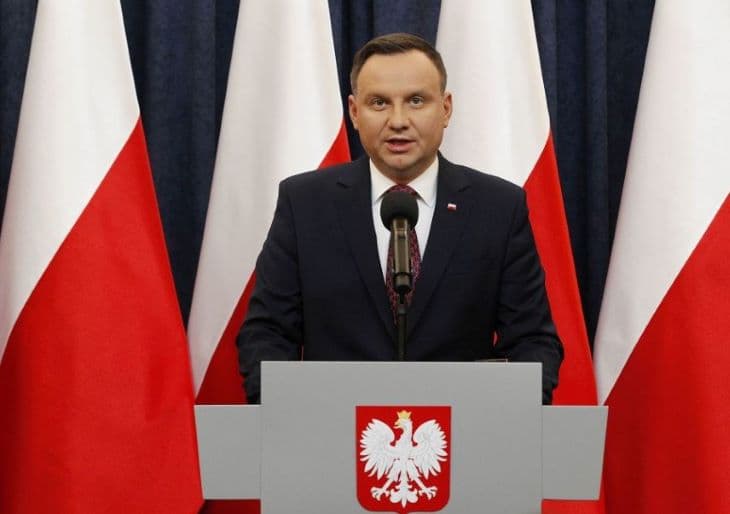 A lengyel elnök megtiltaná az azonos nemű pároknak az örökbefogadást
