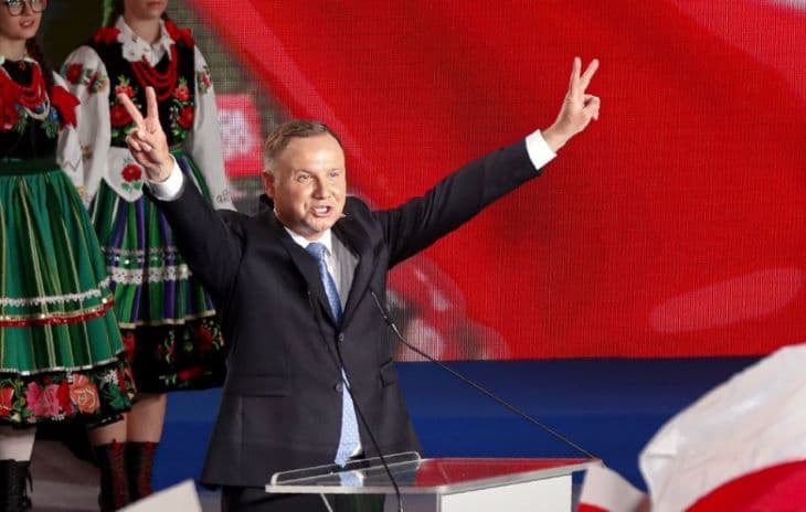 Andrzej Duda két százalékos előnnyel nyerhet a lengyel elnökválasztáson