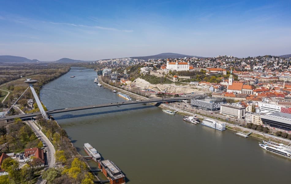 21 díszlövés dördül el január 1-jén a pozsonyi Duna-parton