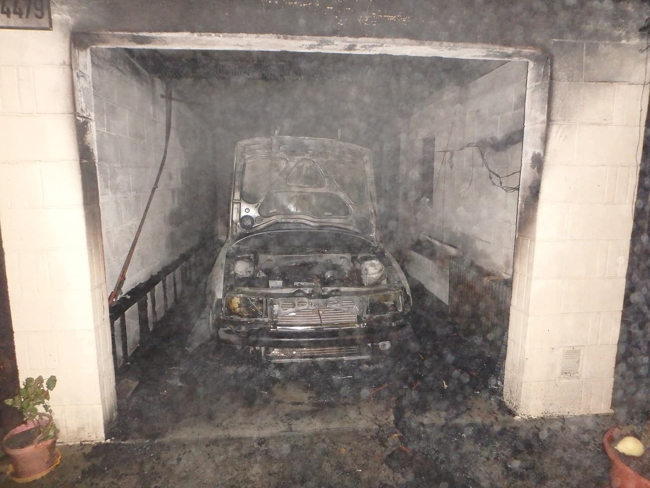 Szénné égett egy garázsban parkoló autó hajnalban Dunaszerdahelyen