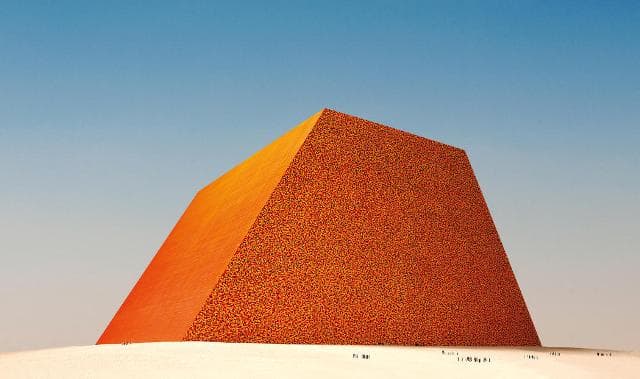 Olajoshordókkal burkol be egy piramist a világhírű csomagolóművész