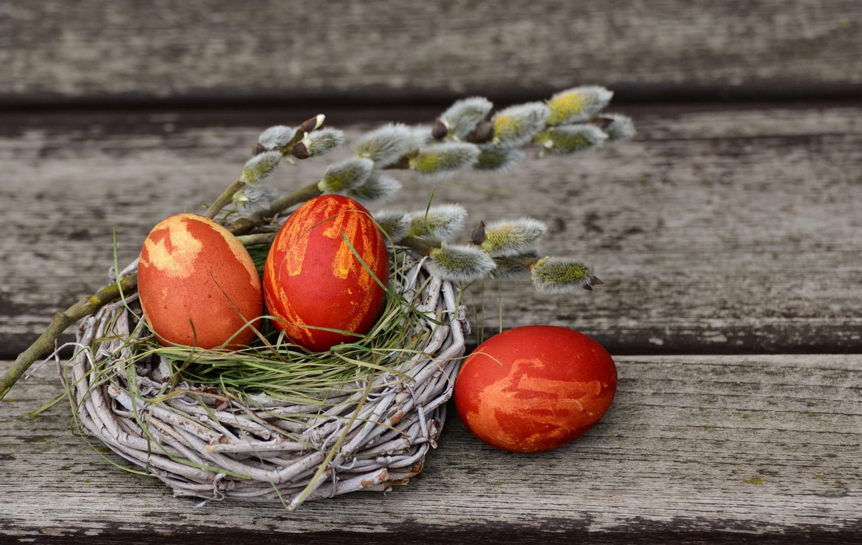 Pénzbüntetésre ítéltek egy horogkeresztes húsvéti tojásokat festő idős asszonyt