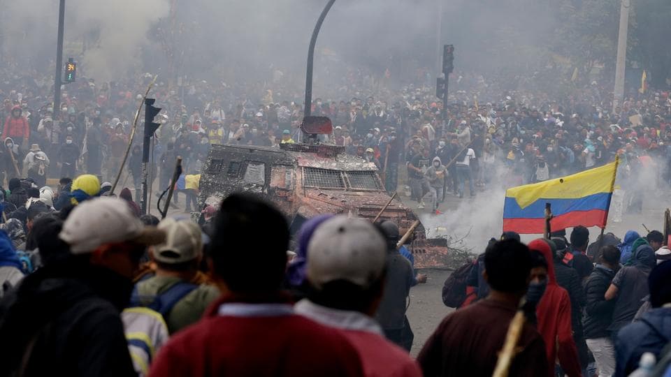 Éjszakai kijárási tilalmat rendelt el az ecuadori elnök állami épületeknél