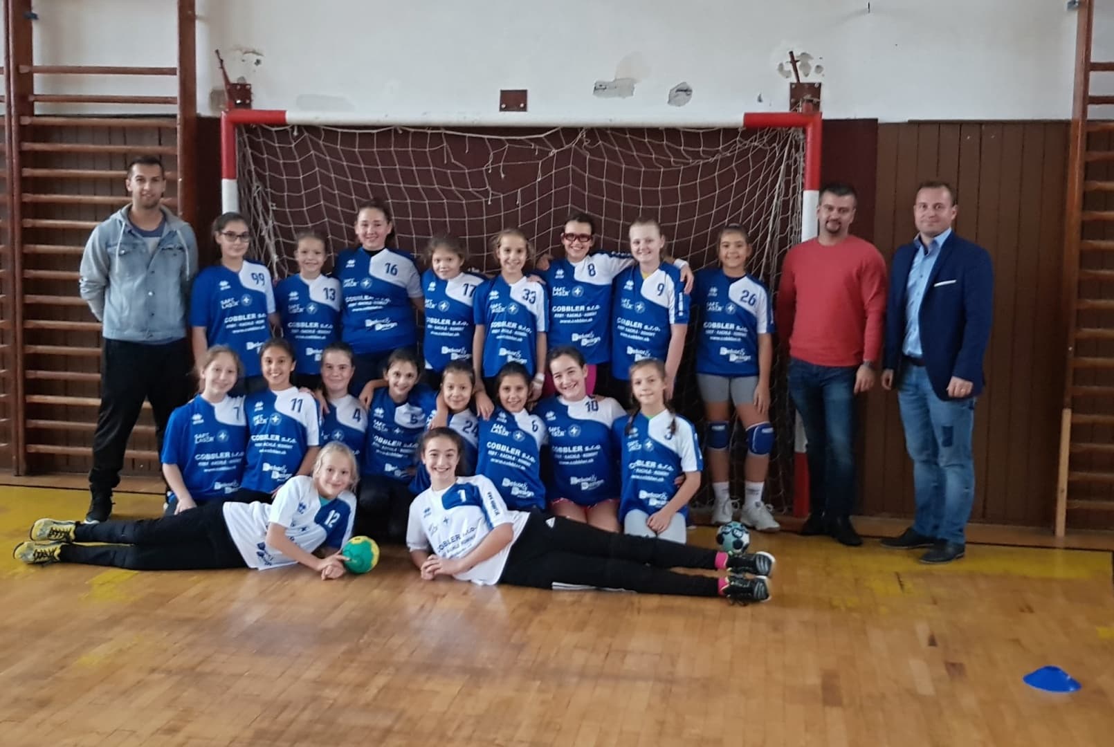 Varga Albin és Kovács Kristián vadonatúj edzőpólókkal örvendeztette meg az U12-es lánycsapatot
