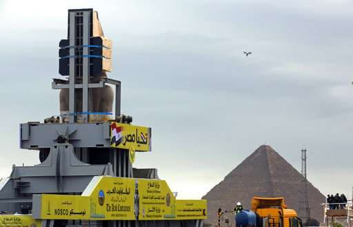 Új helyen állították fel II. Ramszesz fáraó restaurált monumentális szobrát