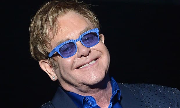 Elton John-sikerszámok szövegeinek eredeti kéziratait árverezik el New Yorkban