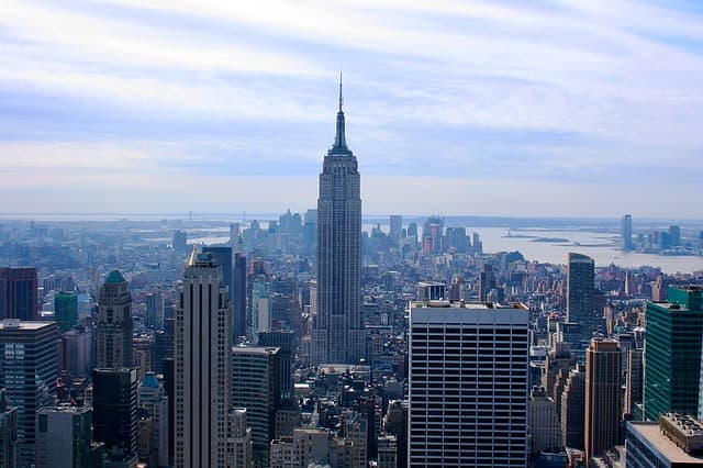 John Lennon emlékére kék színben világít az Empire State Building