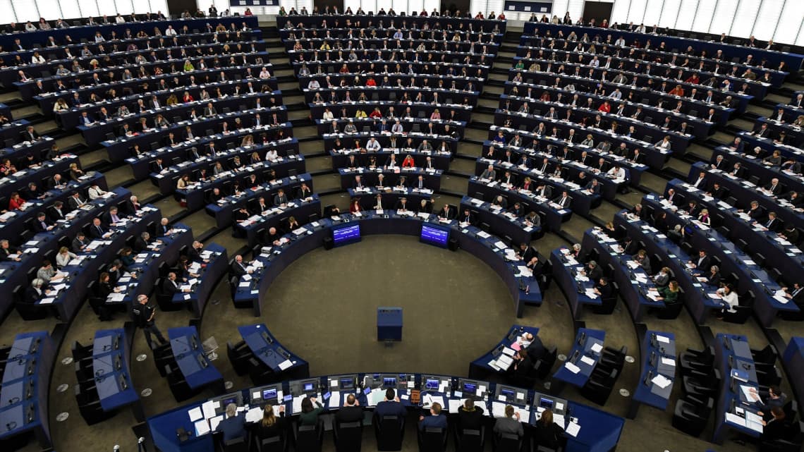 Az EP szerint a tagállamoknak biztosítaniuk kell, hogy akik nem tudják kifizetni a növekvő energiaszámláikat, ne kapcsolják le az energiaszolgáltatásról
