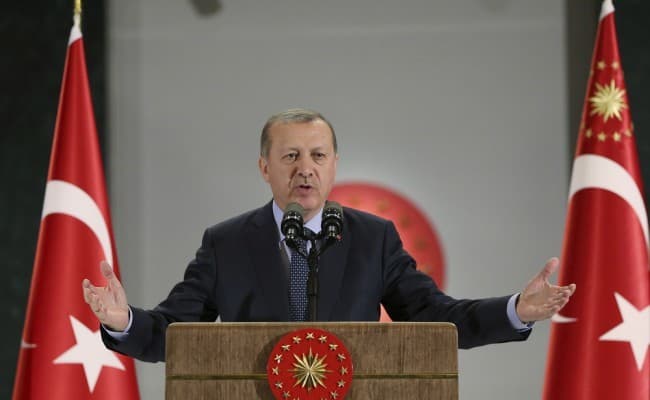 A török elnök feljelentett egy francia lapot annak borítója miatt