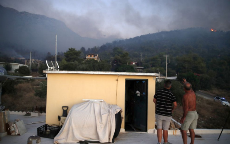 A görög tűzoltók megfékeztek egy nagyobb erdőtüzet Athén közelében