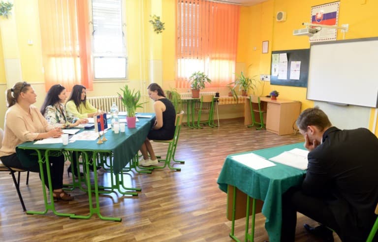 „Semmivel sem kevesebbek azok a diákok, akik nem állnak a zöld asztalhoz” – dunaszerdahelyi iskolák végzős diákjai az érettségi eltörléséről