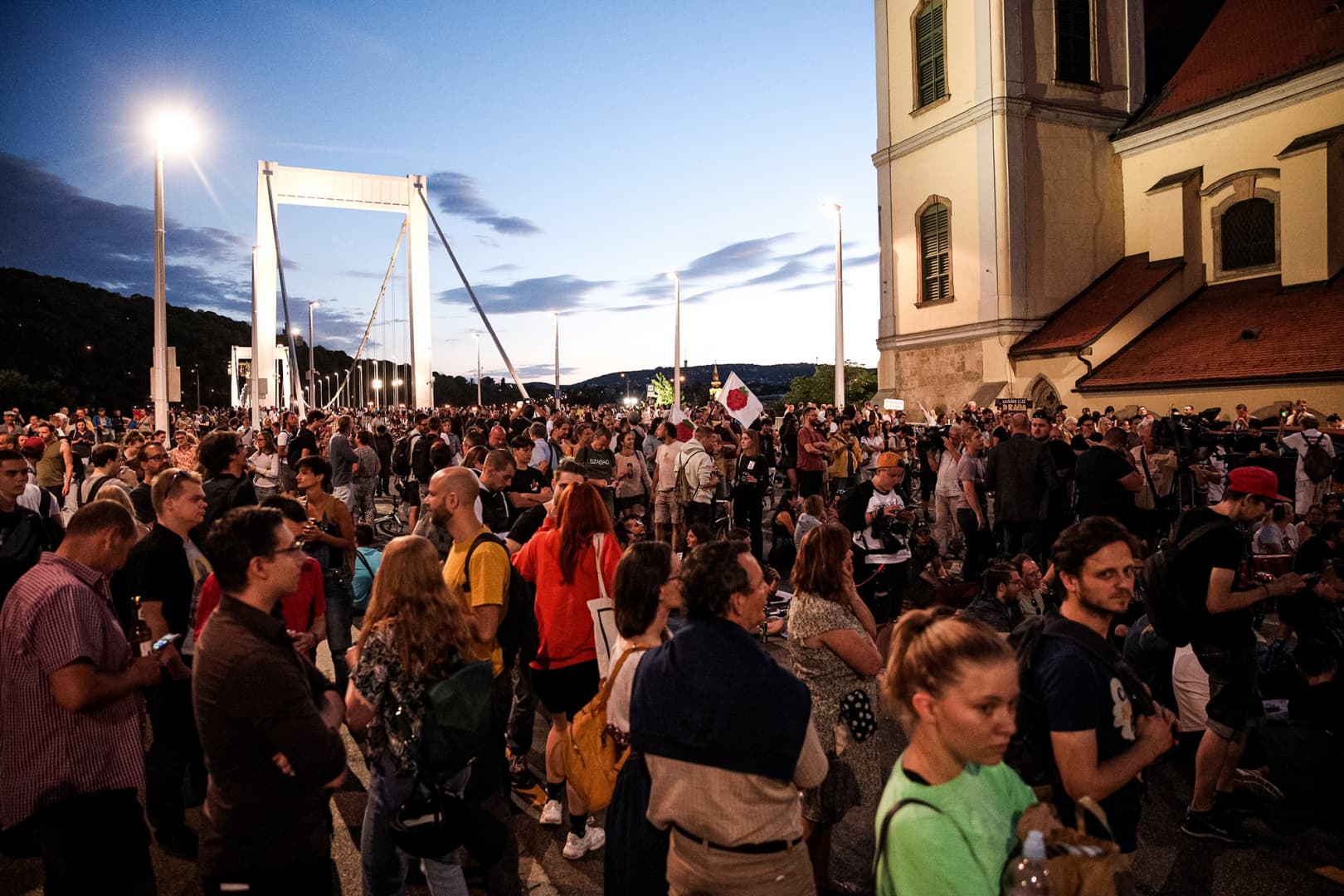 Negyedik napja foglalnak el Budapesten hidakat a tüntetők