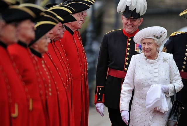 II. Erzsébet királynő műkezet kapott ajándékba