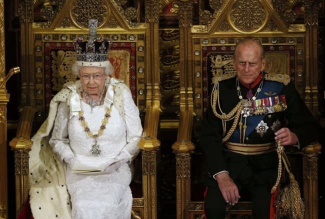 Visszavonul a nyilvánosságtól II. Erzsébet királynő 96 éves férje