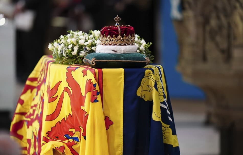 A búcsúzó tömeg által megközelíthető útvonalon szállítják II. Erzsébet királynő koporsóját Windsorba