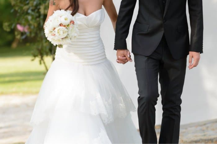 Vőlegény előtt térdelő menyasszony? Formabontóan intim esküvői fotók egy fiatal párról (18+)