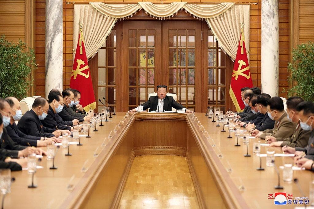 Robbanásszerűen terjed a koronavírus Észak-Koreában, Kim Dzsong Un szerint nagy a baj