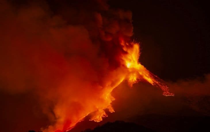 Nem a Szuezi-csatornán kialakult dugó, hanem az Etna kitörése okozott kiugró kén-dioxid-szennyezést