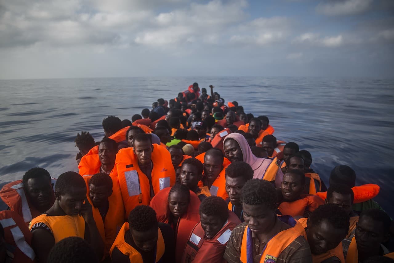Orvosokat küldenek egy migránsokkal teli hajóra, amelyik nem köthet ki sehol sem