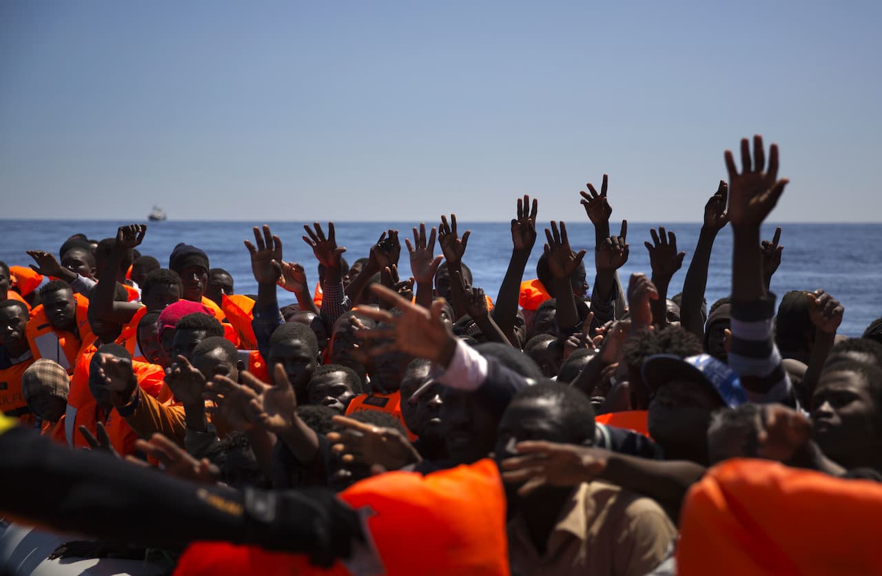 Líbiai kalózok támadtak a menekültekre, 126-an fulladtak a Földközi-tengerbe
