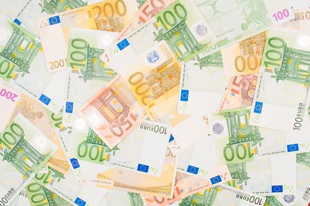 Tizenhatezer euró talált készpénzt adott le egy becsületes megtaláló