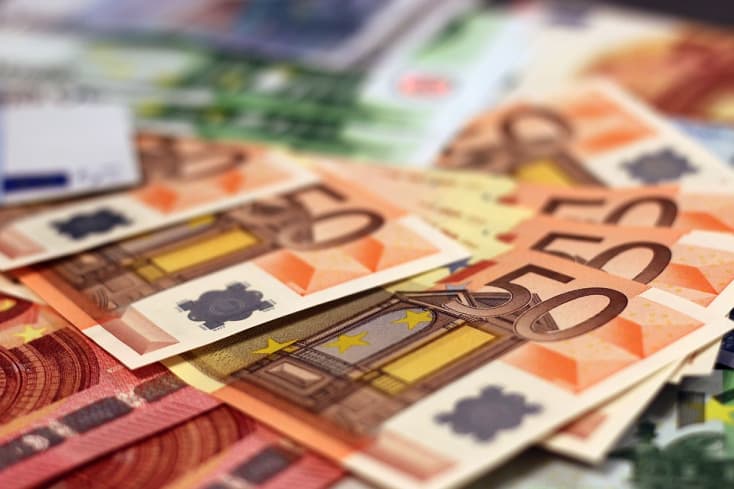 Hamarosan közel ezer euró lehet a minimálbér, a munkaügyi miniszter szerint a szülői nyugdíj diszkriminál egyeseket