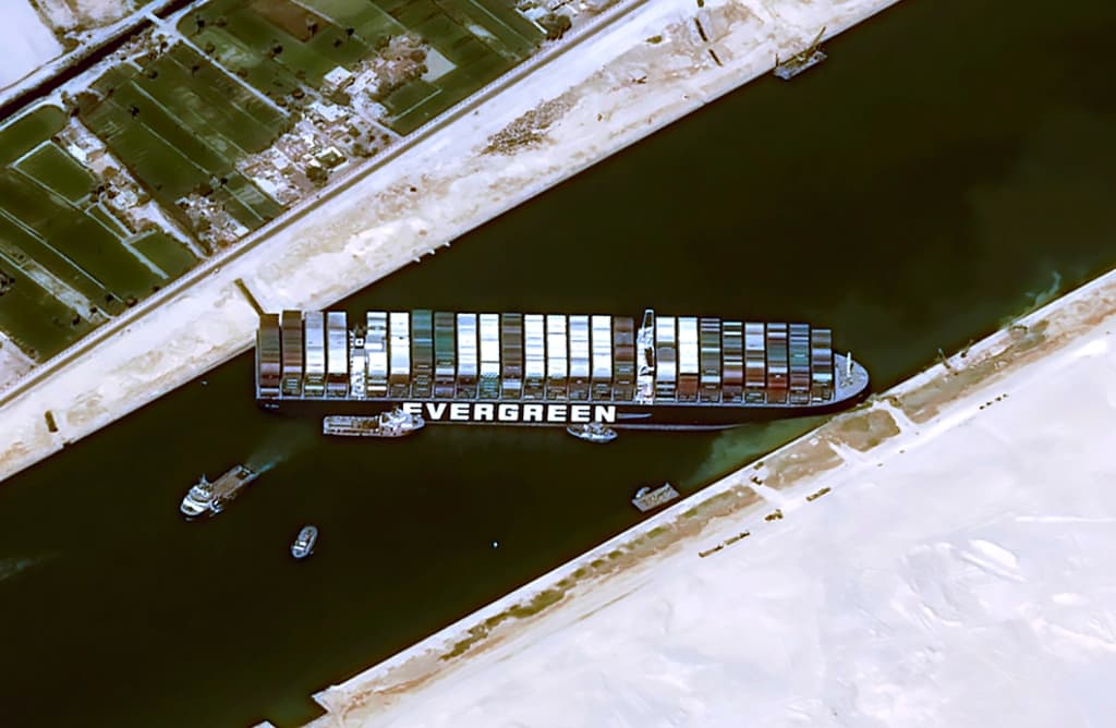 Sikerült megmozdítani a Szuezi-csatornát elzáró teherhajót