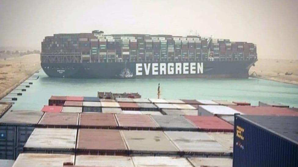 Száz nap után útjára indult az Ever Given konténerszállító hajó a Szuezi-csatornán
