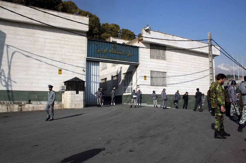 Őrök vonszolják a földön a foglyokat, egy rab meg szétver egy tükröt, hogy felvághassa ereit - hackerek bemutatták, mi folyik egy iráni börtönben