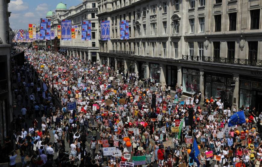 Több ezren tüntettek Londonban a brit kormány ellen