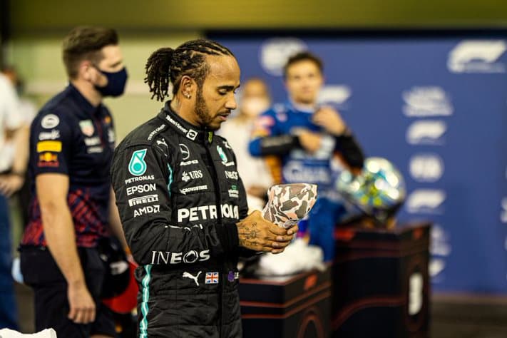 Hamilton nem törődik bele a vereségébe, óvást nyújtott be a Mercedes