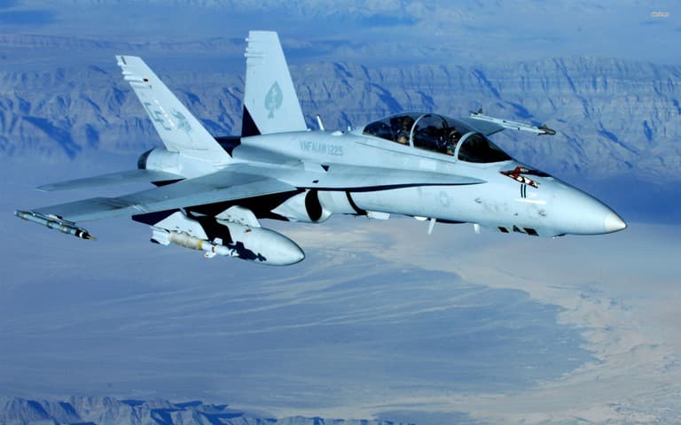 Összeütközött és lezuhant két F-18-as típusú harci repülőgép