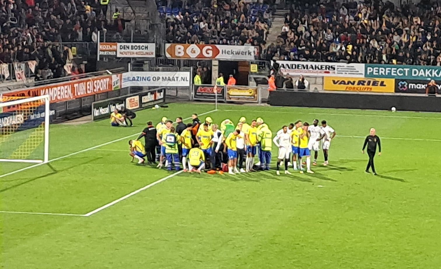 Dráma az Ajax bajnokiján, elájult az ellenfél kapusa (VIDEÓ)
