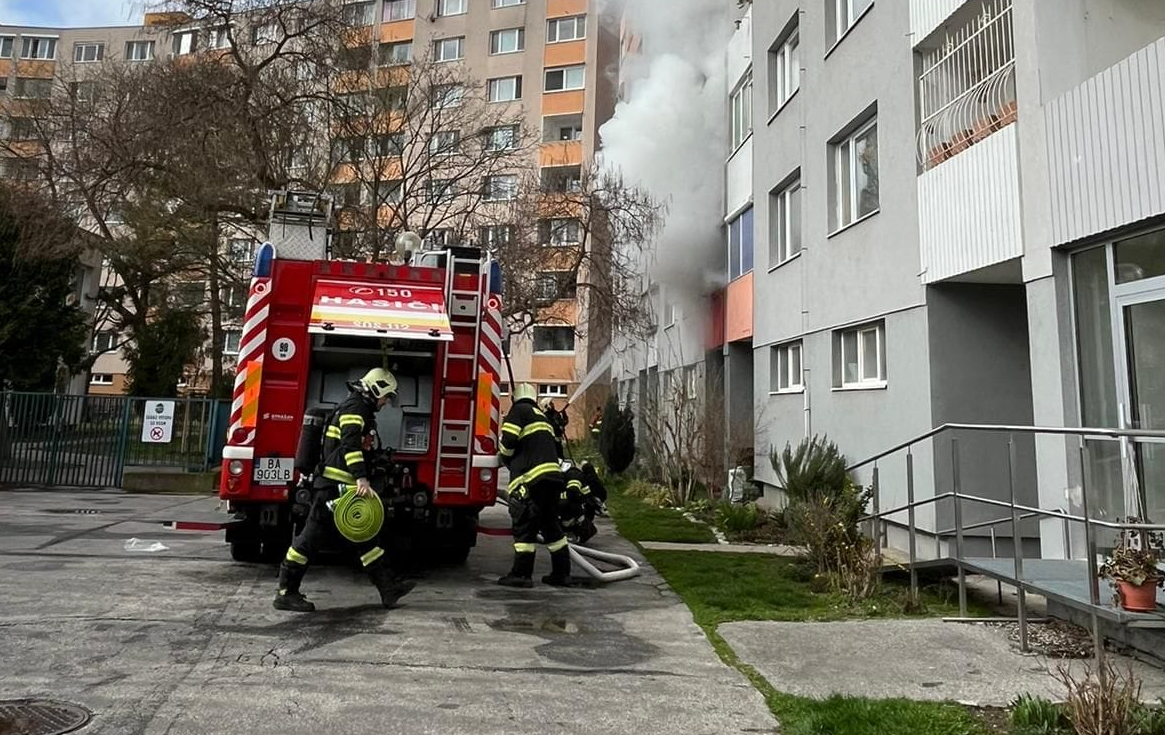 Először robbanást hallottak, később lángokra lettek figyelmesek - kiégett egy lakás Pozsonyban