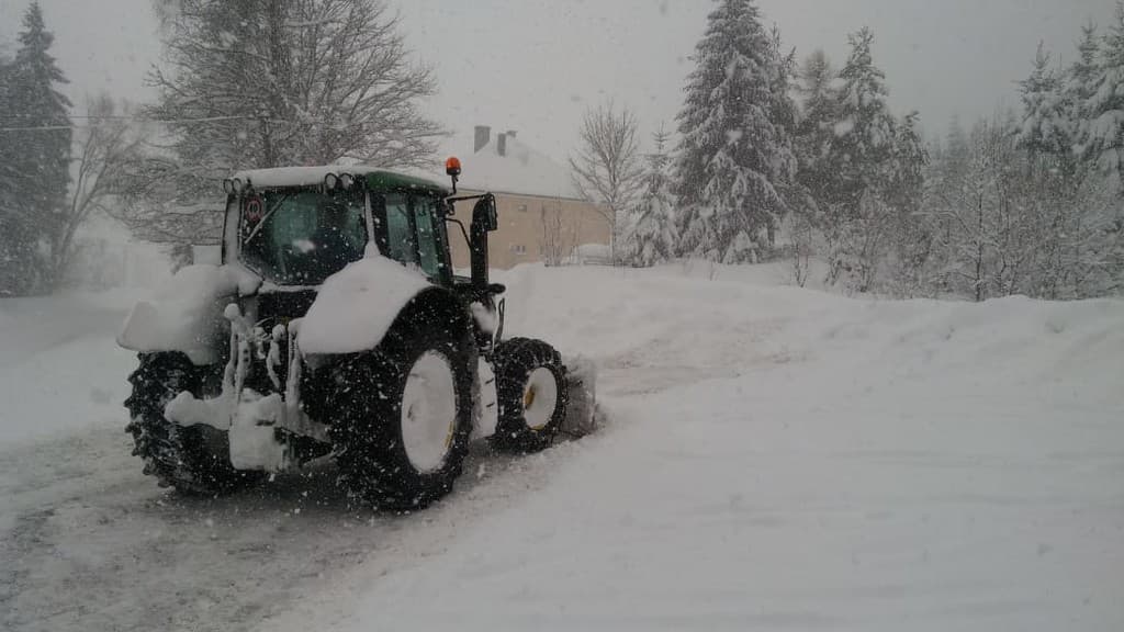 Rendkívüli hóhelyzet Szlovákia egyes részein – községek részeit zárta el a hó a külvilágtól (FOTÓK)
