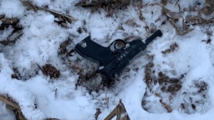 Fegyvert találtak egy lakótelep közelében a hóban
