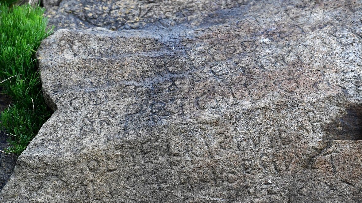 Kétezer eurós jutalmat ajánl egy falu egy kőbe vésett felirat megfejtéséért