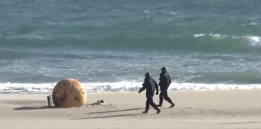 Rejtélyes fémgömb sodródott a partra, a hatóságok is csak vakargatják a fejüket, hogy mi lehet ez (VIDEÓ)