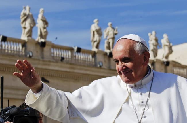 Ferenc pápa huszonnyolc kisgyereket keresztelt meg