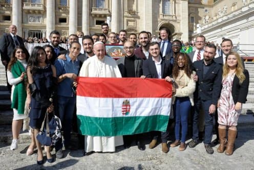 Ferenc pápa Magyarországon tanuló, üldözött keresztény fiatalokkal találkozott