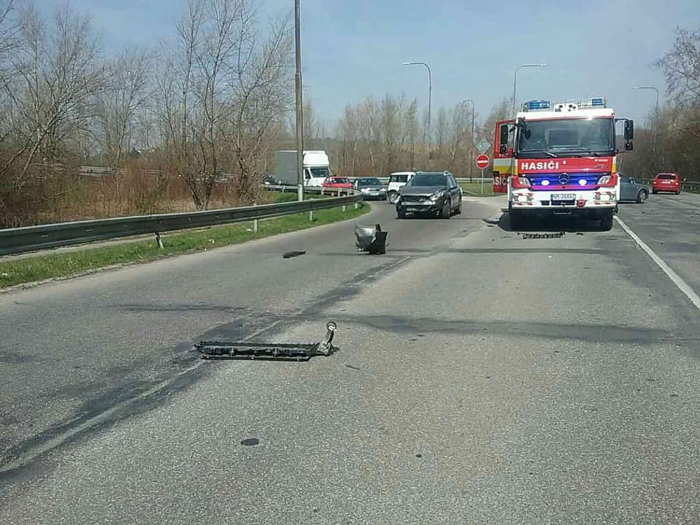 Súlyos baleset: Figyelmetlenség miatt ütközött egy autó a motorossal, mentőhelikopter a helyszínen